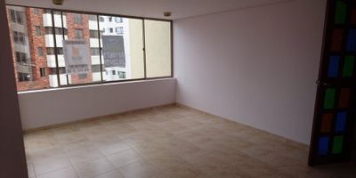 ¡Apartamento Dúplex en Venta en Guayacanes, Manizales!

Disfruta de la amplitud y comodidad de este hermoso apartamento dúplex, con excelente iluminación y una distribución ideal para tu familia. Su diseño acogedor y funcional lo convierte en una gran opción para vivir en una zona estratégica de la ciudad.

Espacios y Comodidades: Cuenta con 3 habitaciones, una de ellas con piso de tapete nuevo, 4 baños y una habitación de servicio. La sala y el comedor son independientes, ofreciendo mayor confort. Además, dispone de estudio, terraza y una amplia zona de ropas.

Ubicación y Beneficios: El edificio cuenta con portería 24 horas y, aunque está en un tercer piso sin ascensor, el acceso desde la portería es a nivel del primer piso. Ubicado cerca de la Av. Santander y el sector Cable, con fácil acceso a todo lo que necesitas.

¡No dejes pasar esta oportunidad! Contáctanos para más información y agenda tu visita.
