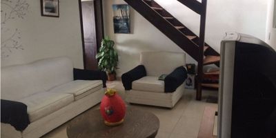 ¡Casa con Renta en La Sultana, Manizales!

Descubre el equilibrio perfecto entre inversión y calidad de vida en esta encantadora casa en venta con renta. Ubicada en un sector tranquilo de Manizales, te ofrece el confort de un hogar propio y la posibilidad de obtener ingresos adicionales.

Detalles de la Vivienda: Con tres niveles, la casa principal cuenta con 4 habitaciones, sala-comedor acogedora, 2 baños (el principal con tina), cocina semi-integral, gas natural, calentador y una terraza ideal para disfrutar de momentos en familia.

Acabados y Comodidades: Disfruta de los elegantes pisos en cerámica y la comodidad de contar con garaje, que complementan el estilo moderno y funcional de esta propiedad.

Espacio de Renta: La unidad de renta dispone de un amplio salón-comedor, 3 habitaciones, 2 baños, cocina integral y un patio, perfecto para ofrecer a inquilinos un ambiente cómodo y agradable.

Ubicación Estratégica: Excelente ubicación, cerca de iglesias, supermercados y con fácil acceso al transporte público, facilitando tu día a día.

¡No dejes pasar la oportunidad de invertir en una propiedad que combina hogar e ingresos en La Sultana, Manizales! Contáctanos para más información y para agendar tu visita.
