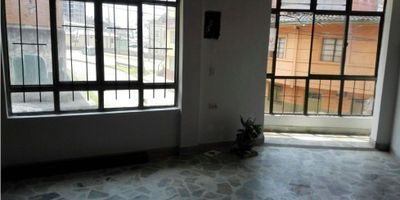 ¡Increíble oportunidad de inversión en Linares, Manizales! ??

Venta de casa renta de 130 m² distribuidos en 3 niveles. 

En la primera planta, un apartamento con sala-comedor, 2 habitaciones, 1 baño y patio de ropas, con suelos de cerámica. 

La segunda planta cuenta con sala-comedor, baño social y cocina sencilla con gas natural. 

El tercer nivel ofrece 4 habitaciones, un balcón terraza con posibilidad de ampliación, suelos de mármol y tablilla. 

La casa incluye un garaje y parqueadero para visitantes. Ubicada sobre vía principal, cerca de colegios, universidades y centros comerciales. 

¡Ideal para vivir y generar ingresos! ??
