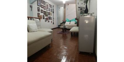 Casa con Renta en San Vicente, Manizales ?? | Oportunidad de Inversión y Confort

Descubre esta excelente casa con renta para la venta, ubicada a solo 3 cuadras del centro y con fácil acceso a transporte público. Su ambiente amplio y bien iluminado te brinda comodidad y la posibilidad de generar ingresos adicionales.

Primer Nivel:
En la planta baja se encuentra una sala comedor, dos habitaciones con clóset, una cocina semi integral con servicio de gas natural y una práctica zona de ropas.

Segundo Nivel:
El segundo piso ofrece una sala, comedor, cinco habitaciones (cuatro de ellas con clóset), y dos baños: uno en la habitación principal equipado con calentador a gas y un baño social. Además, cuenta con una cocina semi integral con servicio de gas natural y dos balcones que aportan ventilación e iluminación natural.

¡Contáctanos para más información y agenda tu visita a esta excelente oportunidad en San Vicente!
