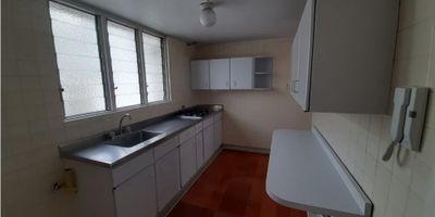 ¡Apartamento en Venta en Palermo, Manizales! ?✨

Descubre este hermoso apartamento con acabados modernos, amplios espacios e iluminación natural, ubicado en uno de los sectores más exclusivos de la ciudad.

Diseño y Confort: Con 108 m² de área privada, este hogar cuenta con 3 habitaciones, 3 baños y 3 closets, ofreciendo comodidad y organización. La cocina semi integral, el estudio y la sala-comedor crean un ambiente ideal para compartir y disfrutar cada momento.

Detalles y Espacios: Dispone de gas natural, calentador y un encantador balcón que permite disfrutar de una vista privilegiada. Sus pisos en tapete aportan calidez y confort a cada rincón.

Ubicación Ideal: Situado en Palermo, una zona residencial de alta valorización, con cercanía a comercios, restaurantes y zonas verdes.

¡Un espacio perfecto para vivir con comodidad y estilo! Contáctanos y agenda tu visita. ??
