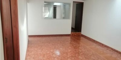 ? ¡Venta de Apartamento en San Jorge, Manizales!

Descubre esta amplia y luminosa oportunidad de inversión en el codiciado barrio de San Jorge, Manizales. Este apartamento ofrece un espacio cómodo y versátil, ideal para familias que buscan un hogar acogedor en una ubicación privilegiada.

? Espacios Generosos: Con un área construida de 109 m², este apartamento cuenta con 5 habitaciones espaciosas, perfectas para acomodar a toda tu familia. Además, dispone de 2 baños completos y 2 closets para almacenamiento adicional.

?️ Comodidades del Apartamento: La cocina sencilla equipada con gas domiciliario y calentador brinda las facilidades necesarias para la vida diaria. El suelo en cerámica/mármol en todo el apartamento garantiza un mantenimiento sencillo y duradero.

? Accesibilidad y Entorno: Ubicado cerca de centros comerciales, zonas urbanas y con fácil acceso al transporte público, este apartamento ofrece una conveniente ubicación que combina lo mejor de la vida urbana y residencial.

? Características Adicionales: El apartamento cuenta con un balcón y terraza que ofrecen vistas panorámicas y un espacio adicional para relajarse al aire libre. Además, tiene una zona de ropas y un patio para mayor comodidad.

¡No pierdas la oportunidad de adquirir este amplio y luminoso apartamento en San Jorge, Manizales! Contáctanos hoy mismo para más información y para programar una visita.
