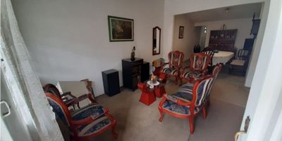 ¡Casa en Venta en Chipre, Manizales!

Descubre esta casa iluminada de 3 niveles, ubicada en una excelente zona residencial con buenas rutas de acceso y cerca de supermercados y comercio, ideal para quienes buscan comodidad y una ubicación privilegiada.

Detalles de la Vivienda:
La propiedad cuenta con 8 amplias alcobas, 3 baños, 2 salas y 2 comedores, que ofrecen espacios generosos y funcionales para toda la familia. La cocina sencilla con gas garantiza practicidad en el día a día.

Acabados y Comodidades:
Disfruta de pisos en cerámica/tablilla que aportan un toque moderno y elegante. Además, la casa dispone de terraza, balcón, bahía de parqueo y garaje cubierto, pensados para brindarte mayor confort y seguridad.

¡No pierdas la oportunidad de vivir en una de las zonas más cotizadas de Manizales! Contáctanos para más información y para programar tu visita.
