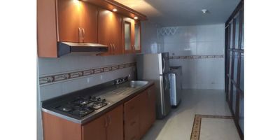 Venta apartamento en Milan, Manizales amplio con muy buena iluminación, muy cerca al transporte publico cuenta con 4 Alcobas, alcoba de servicio, 4 closet, 3 Baños, gas, cocina semi integral, piso en general ceramica/porcelanato, garaje cubierto, porteria 24hrs, bahia de parqueo y salon social. Area construida 130mts2
