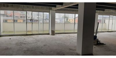 ¡Local en Venta en la Av. Paralela, Manizales! ?✨

Oportunidad única para tu negocio en una de las zonas más estratégicas de Manizales. Este amplio y luminoso local es ideal para diferentes tipos de comercio, brindando visibilidad y fácil acceso.

Espacios y Comodidades: Con un área aproximada de 318 m², este local ofrece un ambiente abierto y versátil. Su distribución permite adaptarlo a diferentes necesidades comerciales.

Detalles y Acabados: Cuenta con piso en mortero, ideal para adecuaciones según el tipo de negocio. Además, incluye 1 garaje, facilitando la comodidad para propietarios o clientes.

Ubicación Privilegiada: Situado en la Av. Paralela, una zona con alto flujo de personas y fácil acceso a transporte público, lo que garantiza excelente exposición comercial.

¡No dejes pasar esta oportunidad! Contáctanos para más información y agenda tu visita. ??
