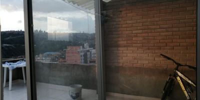 ¡Apartamento en Venta en Villamaría, Caldas! ?✨

Disfruta de un hogar moderno y espacioso en Villamaría, con excelente iluminación y acabados de calidad. Un lugar ideal para vivir cómodamente con tu familia.

Distribución y Comodidades: Este hermoso apartamento cuenta con 4 habitaciones con clóset, 2 baños, sala-comedor, cocina integral y zona de ropas. Sus pisos en cerámica y porcelanato brindan un estilo elegante y duradero.

Espacios Adicionales: Incluye una amplia terraza perfecta para disfrutar al aire libre, además de gas natural y calentador para mayor comodidad. También cuenta con garaje cubierto para tu tranquilidad.

Ubicación Privilegiada: En Villamaría, un sector en crecimiento con fácil acceso a servicios y zonas comerciales. Un entorno tranquilo para vivir con todo lo que necesitas cerca.

¡Haz de este apartamento tu nuevo hogar! Contáctanos para más información y agenda tu visita. ??
