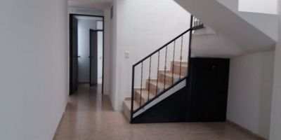 Venta de casa en Villamaria de 2 niveles, Manizales. amplia con muy buen ailuminación cuenta con 5 Alcobas, 2 baños cocina sencilla, gas, zona de ropas/patio y piso en general en ceramica Area construida 118mts2
