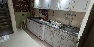 Venta casa en colseguros manizales de 4 niveles, cuenta con 4 habitaciones, 4 baños, salacomedor, piso en general en ceramica, gas, cocina sencilla con gabinetes, zona de ropas/patio, antejardin y  garaje cubierto. Area construida 205mts2

