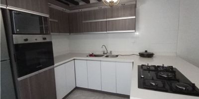 ChatGPT Plus

Casa en Venta en La Pradera, Villamaría

Descubre esta amplia casa de tres niveles en La Pradera, Villamaría, con espacios diseñados para la comodidad y funcionalidad. Ideal para quienes buscan un hogar con amplias áreas y excelente distribución.

Distribución y Comodidades:
En el primer nivel encontrarás un garaje cubierto para dos vehículos, una habitación, un baño, patio cubierto, un cuarto útil o estudio y una bodega. 

En el segundo nivel, la casa cuenta con tres habitaciones con closet, una cocina integral, dos balcones y una terraza cubierta, perfecta para disfrutar del aire libre.

Detalles Adicionales:
Con un área construida de 120 m², esta propiedad cuenta con acabados en cerámica y porcelanato, vestier en la habitación principal, calentador a gas y una zona de ropas bien distribuida.

Ubicación y Accesibilidad:
Ubicada en una zona residencial tranquila y con fácil acceso, esta casa ofrece cercanía a colegios, supermercados y transporte público, brindando comodidad y calidad de vida.

Una excelente opción para quienes buscan espacio y confort en Villamaría. ¡Contáctanos para más información y agenda tu visita!
