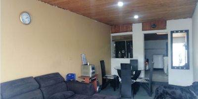 Venta casa en fatima, manizales 2 niveles amplia bien iluminada, cuenta con 3 alcobas,  estudio, 2 baños, salacomedor, cocina sencilla, gas, zona de ropas, balcon, piso en general en ceramica/tapete, garaje cubierto para 2 vehiculos y zona de parqueo. Area construida Aprox 125 mts
