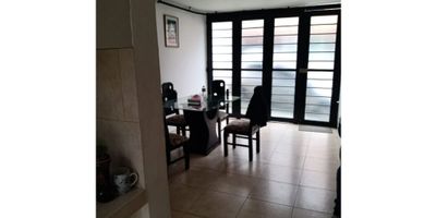 Venta de casa en Villamaria 2 niveles los cuales tienen, 2 habitaciones, 2 baños, cocina sencilla con gabinetes, patio de ropas, sala y comedor independientes y garaje cubierto. Area Construida 110mts2
