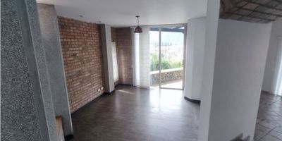 Venta Casa La Florida, Villamaría | Casa Campestre en Venta

Descubre esta casa de dos niveles en La Florida, Manizales, con espacios amplios y excelentes acabados, ideal para disfrutar en familia.

La propiedad cuenta con 3 alcobas, alcoba de servicio, 3 closets, 1 vestier, 1 estudio y 4 baños. La cocina integral, equipada con gas y 2 calentadores, se complementa con sala, comedor, balcón, terraza y zona de ropas/patio. Los pisos en general combinan cerámica y madera fina, aportando un estilo moderno y elegante.

Además, la casa dispone de garaje cubierto para 2 vehículos y garaje descubierto para 3 vehículos, junto a 2 salones sociales amplios con baño.

Adicionalmente, se incluye una casa mayordomo o apartamento para visitantes, que cuenta con cocineta, 1 baño, 1 habitación y un cuarto de sanalejo.

Con un área construida de 200 m², esta casa campestre es la opción perfecta para quienes buscan comodidad, funcionalidad y estilo en un entorno seguro.
