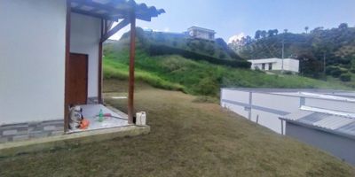 Casa campestre de 150 m2 en Chinchiná

Oportunidad de vivir en un solo nivel dentro de un conjunto cerrado que combina seguridad y naturaleza.
Ideal para familias que buscan comodidad y amplitud en un entorno campestre.

Descripción de la propiedad
La vivienda de 150 m2 construidos integra tres habitaciones con closet, sala y comedor en un espacio fluido, acompañados de un estudio versátil. Dispone de tres baños completos, cocina integral y zona de ropas con piso en cerámica que facilita el mantenimiento. El garaje descubierto para cuatro vehículos añade comodidad a la rutina diaria.

Descripción del entorno y acceso
El conjunto cerrado ofrece portería y amplias zonas verdes que promueven el esparcimiento y el contacto con la naturaleza. Ubicada en Chinchiná, cuenta con vías pavimentadas y acceso cercano a transporte público, colegios y servicios locales.

Contáctanos
Escríbenos por WhatsApp para recibir más información al instante.
Agenda tu visita y descubre cómo esta casa campestre puede ser tu nuevo hogar.
