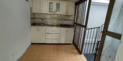 Casa con renta en Quinta Hispania Manizales

Oportunidad para inversionistas que buscan flujo inmediato de rentas en un inmueble de 284 m2 construidos en tres niveles, con ocho habitaciones y seis baños que garantizan ocupación continua. Ideal para diversificar tu portafolio con dos apartamentos de dos habitaciones, dos apartaestudios de un ambiente y dos apartaestudios de dos ambientes.

Descripción de la propiedad

En tres niveles se distribuyen seis unidades independientes, dos apartamentos de dos habitaciones con baño social y cocina sencilla, dos apartaestudios de un ambiente con baño privado y cocina semi integral y dos apartaestudios de dos ambientes con espacio versátil.

La construcción de 284 m2 cuenta además con sala comedor principal, zona de ropas, patio y garaje cubierto, pisos en cerámica y gas domiciliario que aseguran funcionalidad y fácil mantenimiento.

Descripción del entorno y acceso

Esta propiedad se ubica en Quinta Hispania, un sector residencial que aporta tranquilidad y potencial de valorización para tus inversiones.

Contáctanos

Escríbenos por WhatsApp para agendar tu visita y conocer esta oportunidad de inversión en Quinta Hispania. Nuestro equipo te brindará asesoría experta y acompañamiento cercano en cada paso.
