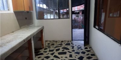 Venta apartamento villamaria, manizales cuenta con 2 habitaciones, sala, comedor, 1 baño, gas, patio, cocina sencilla, zona de ropas/patio, piso en general en ceramica. Area construida 130mts2
