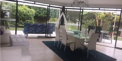 Venta Casa La Florida, Villamaría | Casa Campestre en Venta

Descubre esta amplia casa en conjunto cerrado, con excelente iluminación y un solo nivel. Su gran patio te ofrece espacio para piscina o jacuzzi, ideal para disfrutar en familia.

La propiedad cuenta con 3 alcobas, 3 closets, vestier y 3 baños. La cocina integral, equipada con gas y calentador, es perfecta para el día a día.

Disfruta de la terraza, zona de ropas y patio, además de pisos en porcelanato y un área de BBQ que invita a compartir momentos especiales.

El conjunto ofrece amenidades que incluyen salón social, canchas de juegos, piscina o zona húmeda y portería. Con un área construida de 200 m², esta casa campestre es la opción perfecta para quienes buscan confort y seguridad.
