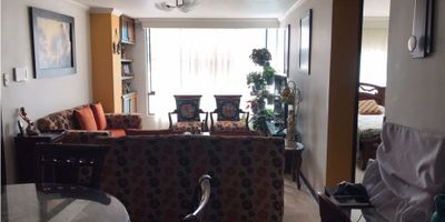 APARTAMENTO EN VENTA EN VERSALLES MANIZALES

Ideal para quienes buscan un apartamento moderno, bien distribuido y en una de las zonas más seguras de la ciudad. Es una oportunidad para vivir en un sector exclusivo, con la comodidad de un hogar con acabados de calidad y con fácil acceso a todo.

 

Características de la propiedad

Este apartamento de 67 m2, ubicado en un sexto piso, cuenta con dos habitaciones y dos baños. La sala-comedor es un espacio abierto y muy iluminado. La cocina es semi integral. El inmueble tiene zona de ropas, pisos en cerámica y retal de mármol. Adicionalmente, incluye un garaje.

 

Entorno y acceso

Ubicado en el barrio Versalles, este apartamento de estrato 6 se encuentra en una zona muy segura y exclusiva, con fácil acceso a transporte público. La ubicación privilegiada garantiza una excelente conectividad y cercanía a todo lo necesario para la vida diaria.

 

Contáctanos

Para más información, agenda una visita guiada o resolver dudas. Comunícate con nosotros de forma inmediata a través de WhatsApp. Estamos listos para atenderte y ayudarte a encontrar tu próximo hogar.
