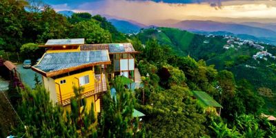 Venta de hotel Campestre morrogacho, manizales amplio e iluminado muy buena vista con diversas zonas verdes, piso en general en ceramica, parqueadero para 10 vehiculos.Area construida 600mts2

Cuenta con 3 chalets familiares, Apartamento de 1 habitación, 1 cabaña, habitaciones, 1 casa de 5 habitaciones y 5 baños, salon de yoga, gimnasio, zona BBQ y  lavanderia.
