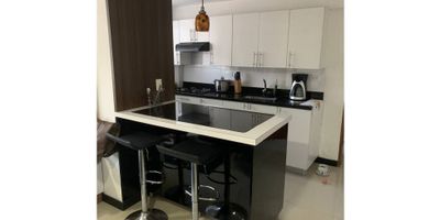 Venta apartamento en campohermoso, manizales cuenta con 2 habitaciones, 1 closet, 1 vestier, 2 baños, salacomedor, cocina integral, gas, calentador, zona de ropas, piso en general en porcelanato/ceramica, porteria y garaje cubierto. Area construida 64mts2
