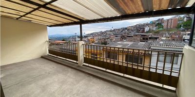 ? ¡Se vende CASA de 4 niveles en Cervantes, Manizales!

Descubre esta espaciosa y acogedora casa ubicada en el barrio Cervantes, una zona tranquila y con todas las comodidades cerca de ti. Ideal para familias que buscan un hogar amplio y funcional en una excelente ubicación.

? Espacios Amplios: Con un área construida de 192 m², esta casa de 4 niveles ofrece una distribución inteligente que incluye una sala, comedor, 4 habitaciones y 3 baños. Perfecta para una familia que necesita espacio y confort.

?️ Comodidades del Hogar: La casa cuenta con una cocina sencilla pero funcional, ideal para preparar tus platillos favoritos. Además, dispone de una zona de ropas, facilitando las tareas del hogar.

? Características Adicionales: Disfruta de momentos de relajación en el balcón y la terraza, ambos con una vista panorámica impresionante. La casa también cuenta con un patio, perfecto para actividades al aire libre o para tus mascotas.

? Ubicación y Acceso: Situada en una zona con acceso pavimentado, esta casa está cerca de colegios, universidades y parques, brindando fácil acceso a las principales áreas urbanas. El transporte público cercano facilita la movilidad y el acceso a diferentes partes de la ciudad.

? Otras Características: La casa está equipada con doble ventana para un mejor aislamiento acústico y térmico. Además, ofrece una sala de usos múltiples y una biblioteca/estudio, ideales para trabajar o estudiar desde casa. Los pisos en cerámica/mármol añaden un toque elegante y moderno a los espacios.

¡No pierdas la oportunidad de adquirir esta magnífica casa en Cervantes, Manizales!



Contáctanos hoy mismo para más información y para programar una visita.
