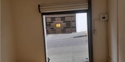 Alquiler de local muy bien ubicado cerca del centro de la ciudad, consta de 41 mts2, un baño, y pisos en cemento. Disponible para renta inmediata
