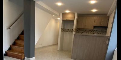 ? Venta de APARTAMENTO en Villamaría | Se vende apto dúplex

¡Oportunidad de adquirir un hermoso apartamento dúplex en Villamaría! Este acogedor apartamento en el quinto piso, sin ascensor, ofrece un diseño funcional y espacios bien distribuidos, ideal para familias que buscan comodidad y practicidad.

? Espacios Amplios y Bien Distribuidos Con un área construida de 76 m², este apartamento de dos niveles cuenta con una sala comedor amplia y luminosa, perfecta para compartir momentos en familia.

?️ Habitaciones y Baños El apartamento dispone de 3 habitaciones, cada una con su respectivo clóset, y 2 baños que ofrecen comodidad y privacidad para todos los miembros de la familia.

?️ Cocina y Zonas de Servicio La cocina semi integral está equipada para satisfacer todas tus necesidades culinarias, complementada con gas domiciliario y un calentador que asegura agua caliente en todo momento. Además, cuenta con una zona de ropas práctica y funcional.

? Detalles y Acabados Los pisos en cerámica/mármol le dan un toque moderno y elegante al apartamento, garantizando durabilidad y fácil mantenimiento.

? Acceso y Ubicación El apartamento está ubicado en un edificio de 5 pisos, con acceso pavimentado y cerca de parques, lo que proporciona un entorno agradable y tranquilo. Además, tiene fácil acceso a transporte público, facilitando la movilidad hacia otras áreas de la ciudad.

? Características Adicionales


 Agua y electricidad
 Calentador
 Clósets en todas las habitaciones
 Zona de ropas


¡No pierdas la oportunidad de vivir en este maravilloso apartamento dúplex en Villamaría! Contáctanos hoy mismo para más información y para agendar una visita.


 

? Contáctanos hoy para agendar una visita y recibir asesoría profesional!

? Portal inmobiliario: ? Castrorosero

#ApartamentoEnVenta #Villamaría #ApartamentoDúplex #OportunidadÚnica #EspaciosAmplios #EntornoTranquilo
