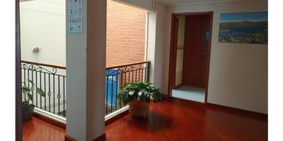 ? Venta Casa con Renta en Palermo, Manizales | Casa Esquinera

✨ Características Principales:


 Área Privada: 345 m².
 Habitaciones: 5, incluyendo habitación principal con baño y vestier, y una habitación esquinera con balcón.
 Baños: 5.
 Garajes: 3 espacios amplios.
 Apartaestudio Independiente: Ideal para generar renta adicional.


? Espacios Destacados:


 Sala con Chimenea: Perfecta para reuniones acogedoras.
 Comedor Independiente: Amplio y bien distribuido.
 Cocina Integral: Moderna y funcional.
 Zona Húmeda: Jacuzzi y turco para relajarte en casa.
 Patio de Ropas Grande: Comodidad y espacio para lavandería.


? Ubicación Estratégica:


 Barrio Palermo, reconocido por su seguridad y tranquilidad.
 Cerca de centros comerciales, universidades, parques, y con excelente acceso al transporte público.


? ¿Por qué elegir esta propiedad?


 Es ideal para quienes buscan una casa amplia y cómoda, con la ventaja adicional de un apartaestudio para rentar.
 Excelente inversión en una zona de alta valorización en Manizales.


? Contáctanos para más información o para programar una visita. ¡Tu nuevo hogar te espera!


 
