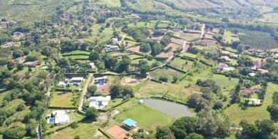 ?️ ¡Se Vende Lote en Santágueda! | Lotes en Venta

Descubre el lugar ideal para tu proyecto de vivienda campestre o inversión en uno de los sectores más deseados de Santágueda. Este lote ofrece un entorno natural impresionante y todas las facilidades para desarrollar tus planes.

? Espacio Amplio y Versátil:

Con un área privada de 5197 m², este lote proporciona el espacio necesario para construir la casa de tus sueños, un complejo turístico, o cualquier otro proyecto que tengas en mente.

? Características del Lote:


 Estrato: Rural, perfecto para quienes buscan tranquilidad y conexión con la naturaleza.
 Vista Panorámica: Disfruta de vistas impresionantes y un entorno sereno.
 Árboles Frutales: El lote cuenta con árboles frutales, añadiendo un valor extra y un toque natural al lugar.
 Ubicación Estratégica: Situado sobre la vía principal, garantizando fácil acceso y visibilidad.


? Entorno y Acceso:


 Zona Campestre: Ideal para proyectos que buscan un ambiente campestre y natural.
 Zona Residencial: Ubicado en un área residencial, ofreciendo seguridad y comunidad.
 Zonas Verdes: Amplias áreas verdes que proporcionan un entorno saludable y estético.


? Precio:

El valor de este magnífico lote es de 500 millones.

¡No pierdas la oportunidad de adquirir este espectacular lote en Santágueda! Contáctanos hoy mismo para más información y para programar una visita.


 
