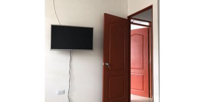 Casa en Venta en La Enea, Manizales

Amplia casa de cinco niveles en La Enea, ideal para inversión o para familias que buscan un espacio con múltiples ambientes y comodidades. Su distribución permite diferentes opciones de uso, brindando funcionalidad y confort.

Distribución y Comodidades:


 
 Primer nivel: Cocina pequeña, un baño, zona de ropas y un espacio que puede usarse como garaje o estudio.
 
 
 Segundo nivel: Una habitación, un baño y sala de estar.
 
 
 Tercer nivel: Apartaestudio independiente con una habitación, cocina y un baño.
 
 
 Cuarto nivel: Dos habitaciones, un baño, cocina y patio.
 
 
 Quinto nivel: Cocina, patio y un baño.
 


Detalles Adicionales:
La casa cuenta con un total de cinco habitaciones, tres closets, cuatro baños, tres cocinas semi integrales, gas domiciliario y calentador. Sus pisos en cerámica brindan fácil mantenimiento, y dispone de garaje cubierto y bahía de parqueo.

Ubicación y Accesibilidad:
Situada en La Enea, un sector de gran crecimiento y excelente conectividad, con acceso a transporte, colegios y comercio.

Una propiedad versátil con gran potencial. ¡Contáctanos para más información y programa tu visita!
