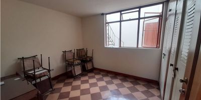 ¡Increíble Oportunidad de Inversión en Linares, Manizales!

Espectacular Casa con Doble Renta y Amplios Espacios


 Ubicación: Linares, Manizales
 Área Terreno: 180 M2
 Área Privada: 410 M2
 Alcobas: 5
 Baños: 6
 Estrato: 4
 Piso: 3


Descripción:

¡Esta casa es más que una vivienda, es una excelente oportunidad de inversión! Ubicada en el codiciado sector de Linares en Manizales, esta propiedad ofrece no solo un hogar cómodo y espacioso, sino también la posibilidad de generar ingresos pasivos con dos rentas independientes en el primer nivel.


 
 Primer Nivel:

 
  Dos rentas independientes:

  
   Una renta de $2.500.000
   Una renta de $800.000
  
  
 
 
 
 Segundo Nivel:

 
  Patio interno
  Cocina grande semi integral
  Sala comedor amplia
  Balcón con vista panorámica
  4 alcobas con closet
  3 baños completos
 
 
 
 Tercer Nivel:

 
  1 Baño completo
  Amplia alcoba con closet
  Terraza espaciosa con vista abierta
  Área de ropas
 
 


Con sus generosos espacios y su ubicación estratégica, esta propiedad es ideal tanto para familias grandes que buscan comodidad como para inversionistas que desean obtener ingresos adicionales. ¡No pierdas esta oportunidad única en Linares!


 

Contáctanos hoy mismo para más detalles y agendar una visita. ??
