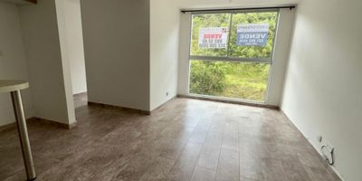 Se vende espectacular apartamento en Palo Negro. Consta de 3 habitaciones, 1 baño, salacomedor, cocina semi integral, pisos en ceramica, zona de ropas, garaje comunitario, porteria 24 horas, ascensor, salon social,  muy iluminado y con excelentes acabados. Con excelente ubicacion en zona muy segura y tiene facil acceso a transporte publico.
