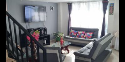 ? Casa con Renta en Venta en Monserrate, Villamaría

¡Excelente oportunidad de inversión! Esta casa de 4 niveles ofrece espacios amplios y funcionales, perfecta para generar ingresos por renta o para familias grandes que buscan comodidad y versatilidad.

? Amplia y Bien Distribuida: Con 220 m² construidos en un lote de 60 m², esta propiedad aprovecha cada nivel para ofrecer ambientes independientes y bien organizados.

? Distribución por Niveles:
Nivel -1: Apartamento independiente con sala, comedor, cocina semi integral, 2 habitaciones, baño y patio de ropas.
Nivel 1: Área social con sala, comedor, cocina integral y baño.
Nivel 2: 3 habitaciones, estudio y baño, brindando privacidad y confort.
Nivel 3: Espacio ideal para gimnasio, una habitación con baño privado, 2 vestier, balcón y patio de ropas.

? Ubicación y Beneficios: Estrato 2, en una zona residencial con acceso a transporte público, comercios y servicios cercanos.

? Ideal para inversión: Vive en una parte de la casa y alquila el resto o genera ingresos con renta total. ¡Aprovecha esta oportunidad y agenda tu visita! ?


 
