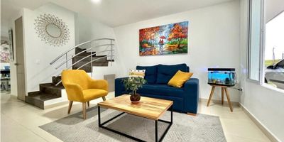 ? ¡Venta de Casa Esquinera en Circasia, Quindío!

¡Oportunidad única para adquirir una hermosa casa esquinera en Circasia! Este inmueble de 120 m² ofrece una combinación ideal de confort y funcionalidad en una ubicación privilegiada.

? Espacios Confortables: La casa cuenta con 3 habitaciones y 3 baños, incluyendo un baño en la habitación principal. Disfruta de un amplio salón, cocina integral y zona de lavandería. Los armarios empotrados y clósets ofrecen gran capacidad de almacenamiento.

? Características Adicionales: Con balcón para disfrutar del exterior, suelo de cerámica/mármol y calentador de gas domiciliario. La casa está en el piso 2 y ofrece acceso pavimentado y portería/recepción para mayor seguridad.

? Ubicación y Servicios: Situada en una urbanización cerrada con vigilancia, cerca de zonas comerciales, centros educativos, parques y áreas deportivas. El área social incluye canchas de fútbol y bosques nativos. El circuito cerrado de TV y el acceso a transporte público añaden seguridad y comodidad.

¡No pierdas esta oportunidad de vivir en una casa bien ubicada, con todas las comodidades y en una zona tranquila! Contáctanos para más información y para coordinar una visita.
