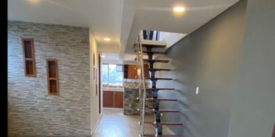 ? Venta de APARTAMENTO en Villamaría | Se vende apartamento dúplex

¡Descubre tu nuevo hogar en Villamaría! Este encantador apartamento dúplex en el quinto piso, sin ascensor, ofrece un diseño moderno y funcional, ideal para quienes buscan un espacio amplio y bien distribuido.

? Espacios Generosos y Funcionales Con un área construida de 97 m², este apartamento cuenta con dos niveles que proporcionan una excelente distribución de los espacios. La sala comedor es perfecta para compartir momentos en familia y con amigos.

?️ Habitaciones y Baños El apartamento dispone de 3 habitaciones, cada una con su respectivo clóset, y 2 baños, incluyendo un baño auxiliar, que ofrecen comodidad y privacidad para todos los miembros del hogar.

?️ Cocina y Zonas de Servicio La cocina semi integral está equipada para satisfacer todas tus necesidades culinarias, complementada con gas domiciliario y un calentador que asegura agua caliente en todo momento. Además, cuenta con una zona de ropas práctica y funcional.

? Detalles y Acabados Los pisos en cerámica/mármol le dan un toque moderno y elegante al apartamento, garantizando durabilidad y fácil mantenimiento.

? Acceso y Ubicación El apartamento está ubicado en un edificio de 5 pisos, con acceso pavimentado y cerca de parques, lo que proporciona un entorno agradable y tranquilo. Además, tiene fácil acceso a transporte público, facilitando la movilidad hacia otras áreas de la ciudad.

? Características Adicionales


 Doble ventana para mejor aislamiento acústico y térmico.
 No cuenta con parqueadero, lo que permite ahorrar en gastos adicionales.
 No se paga administración, haciendo que los costos mensuales sean más manejables.


¡No pierdas la oportunidad de vivir en este maravilloso apartamento dúplex en Villamaría! Contáctanos hoy mismo para más información y para agendar una visita.


 

? Contáctanos hoy para agendar una visita y recibir asesoría profesional!

?