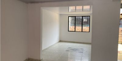 ? ¡Venta de Casa en La Pradera, Villamaría!

Descubre esta encantadora casa de 2 niveles ubicada en el tranquilo barrio de La Pradera en Villamaría. Con una distribución funcional y espacios bien aprovechados, esta propiedad es perfecta para quienes buscan un hogar acogedor y bien ubicado.

?️ Distribución Interior: En el primer nivel, encontrarás una sala luminosa que se integra armoniosamente con el comedor, una cocina sencilla con gabinetes y un baño completo. Además, cuenta con un cómodo patio de ropas para tu conveniencia diaria. En el segundo nivel, disfrutarás de tres acogedoras alcobas, una de ellas con closet empotrado, brindándote el espacio perfecto para el descanso y la privacidad.

? Detalles de la Propiedad: Con un área construida de 84m2 y un lote de 72m2, esta casa ofrece el equilibrio ideal entre espacio interior y exterior. Además, cuenta con todas las comodidades necesarias para una vida cómoda, como agua, electricidad y gas domiciliario.

? Entorno y Ubicación: Ubicada en un entorno tranquilo y familiar, esta casa se encuentra cerca de zonas urbanas y parques, ofreciendo acceso rápido a servicios esenciales y espacios de recreación. Además, cuenta con fácil acceso al transporte público, facilitando tus desplazamientos diarios.

¡No pierdas la oportunidad de adquirir esta encantadora casa en La Pradera, Villamaría! Contáctanos hoy mismo para más información y para programar una visita.


