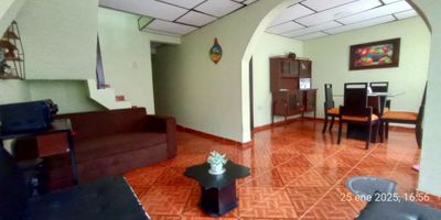 ? Casa en Venta en el Centro de Villamaría

? Oportunidad Única de Negocio
A tan solo cuadra y media del parque principal, esta amplia y luminosa casa es perfecta para quienes buscan un hogar o una inversión en una ubicación estratégica. Con dos niveles y posibilidades de modificar o construir, ¡las oportunidades son infinitas!

? Espacios Amplios y Funcionales
Cuenta con un área privada de 118 m², distribuidos en 3 habitaciones, 2 baños, comedor auxiliar y una sala de usos múltiples. La distribución permite aprovechar al máximo cada rincón.

? Comodidades y Características


 Admite Mascotas ?
 Balcón con vista panorámica
 Zona de lavandería
 Gas domiciliario
 Suelo en cerámica/mármol, perfecto para un ambiente elegante y fresco


?️ Entorno Ideal y Conectado
Ubicada sobre vía principal, con acceso pavimentado y transporte público cercano. Además, cuenta con proximidad a:


 Colegios y Universidades
 Parques y Zonas Deportivas
 Áreas sociales y turísticas
 Centro médico


? Más que una Casa, una Gran Inversión
Ubicada en una tranquila zona residencial, esta vivienda unifamiliar combina comodidad y ubicación estratégica para disfrutar de lo mejor de Villamaría.

? Contáctanos hoy mismo para más información y agenda tu visita!


 
