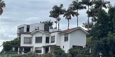 ? Venta Casa Campestre en el Trébol, Manizales | Lujo y Naturaleza ?

Disfruta del equilibrio perfecto entre lujo, comodidad y naturaleza en esta espectacular casa campestre ubicada en el exclusivo sector del Trébol. Un hogar diseñado para quienes buscan privacidad, tranquilidad y vistas impresionantes.

? Detalles de la Propiedad:


 Lote: 1,420 m².
 Construcción: 322 m².
 Pérgolas: 52 m², ideales para disfrutar al aire libre.
 Habitaciones: 4 cómodos y amplios cuartos.
 Baños: 3 en el nivel superior + baño auxiliar.


? Distribución y Espacios:


 Sala Principal y Auxiliar: Ambientes independientes para relajación y reuniones.
 Comedor Principal y Auxiliar: Espacios elegantes y versátiles.
 Sala de TV: Perfecta para momentos en familia.
 Cocina Integral: Amplia y moderna, con acabados de lujo.
 Zona de Lavandería: Totalmente funcional.


? Parqueadero:


 Capacidad para 8 vehículos en parqueo descubierto.


? Amenidades del Condominio:


 Exclusivo conjunto de 30 casas.
 Cierre Perimetral con Alarma y cámaras de seguridad.
 Portería y Vigilancia 24/7 con ronderos.
 Cancha de Tenis y áreas deportivas.
 Zonas Verdes: Perfectas para conectarte con la naturaleza.
 Zona Infantil y salón de usos múltiples.


? Ubicación y Entorno:


 Vistas Espectaculares al Nevado del Ruiz y montañas.
 Zona Campestre: Tranquilidad y aire puro.
 Acceso pavimentado y cerca de la ciudad.


? Pet-Friendly: Ideal para familias con mascotas.

✨ ¡Haz de esta propiedad tu hogar soñado! Contáctanos para más información y agenda una visita. ?


 
