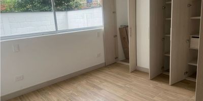 Se vende espectacular apartaestudio para estrenar en Chipre. Consta de 1 habitaciones, 1 baños, salacomedor, cocina integral, pisos en ceramica, zona de ropas, muy iluminada y con excelentes acabados. Con excelente ubicacion en zona muy segura y tiene facil acceso a transporte publico.
