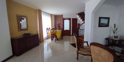 ¡Casa con Renta en Venta en Palermo, Manizales! ?✨

Gran oportunidad de inversión en Palermo, una de las zonas más exclusivas de Manizales. Esta amplia casa de 3 pisos cuenta con 220 m² construidos sobre un lote de 160 m², ideal para vivir y generar ingresos.

Distribución por niveles:

? Nivel 1: Garaje y apartaestudio independiente con sala-comedor, cocina semi integral, zona de ropas, 1 habitación y 1 baño.
? Piso 2: Sala-comedor amplia, salón de estar, baño social, cocina integral y zona de ropas.
? Piso 3: 3 habitaciones, 2 baños completos, estudio y pisos en madera lacada.

Extras y Beneficios:
Estrato 6
Excelente ubicación en un sector tranquilo y de alta valorización
Opción de recibir propiedad de menor valor hasta $600 millones (preferiblemente 2 apartaestudios)

¡No pierdas esta oportunidad! Contáctanos para más información y agenda tu visita. ??


