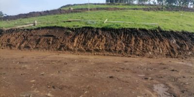 Esta es una propiedad situada en Palestina, Caldas, con 2500 m2 de área de terreno. Se trata de un hermoso terreno ubicado en una ubicación segura, con tranquilidad y vista impresionante desde la cima de la colina de donde se observa el precioso paisaje local.

El punto de ubicación es óptimo, pues se encuentra cerca de una zona urbana, con transporte público cercano y zonas campestres. Los alrededores están rodeados de grandes áreas verdes acompañadas de hermosos jardines, lo que le da un toque mágico y magallánico a este terreno.

Se trata de un área encantadoramente única cuyo principal atributo son las hermosas vistas panorámicas que se observan desde la colina. Esta propiedad es un lugar ideal para aquellos que buscan un lugar reservado y seguro, al mismo tiempo que está perfectamente ubicado para tener fácil acceso a la comodidad de la ciudad.

Esta propiedad es una oportunidad única para construir tu hogar o inversion con un precio inigualable. Es un lugar que no puedes dejar de ver y disfrutar.

Disponibilidad de servicios públicos y escritura pública independiente.
 


