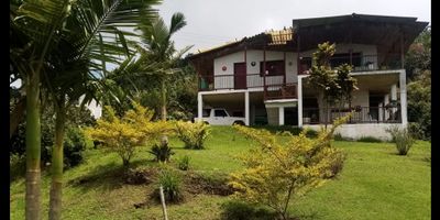 ¡Finca Cafetera en Venta en Risaralda, Caldas! ?☕

Descubre esta encantadora finca en la vereda Quiebra de Varillas (San Lorenzo), un paraíso caficultor con 3 hectáreas en producción de café (9.000 plantas) y plátano (900 plantas). Ideal para quienes buscan invertir en el campo y disfrutar de un entorno natural único.

? Dos Viviendas en Una: La casa de dos plantas ofrece espacios independientes. En el primer nivel, encontrarás 3 habitaciones, cocina y baño. En el segundo, 2 habitaciones, cocina, baño y una espectacular terraza-mirador con vistas hasta Manizales.

? Naturaleza y Comodidad: Disfruta de un entorno rodeado de árboles frutales, zona campestre y un acceso pavimentado que facilita la movilidad. Además, cuenta con agua, electricidad y zona para camping.

? Ubicación Privilegiada: Un lugar ideal para el descanso o la producción agrícola, con una vista panorámica inigualable de la región.

¡Haz de esta finca tu hogar o inversión perfecta! Contáctanos para más información y agenda una visita. ??


 
