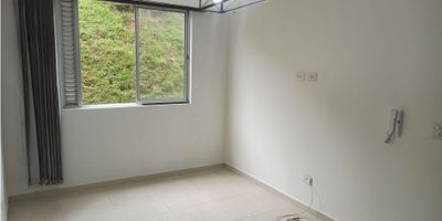 ? Apartamento en Venta en Puertas del Sol, Manizales

Oportunidad de adquirir un acogedor apartamento ubicado en Puertas del Sol, un sector residencial ideal para disfrutar de tranquilidad y comodidad en Manizales.

? Detalles de la Propiedad


 Área Privada: 49 m²
 Habitaciones: 3
 Baños: 1
 Parqueadero: Descubierto (ubicado en el piso -2)
 Estrato: 3


? Distribución Interior


 Sala-comedor amplia y luminosa.
 Cocina semi integral con zona de ropas.
 3 habitaciones cómodas con clósets.
 Baño con calentador y diseño funcional.


? Características Adicionales


 Suelos en cerámica/mármol para mayor durabilidad.
 Servicios básicos: agua, electricidad y gas domiciliario.
 Baño auxiliar para mayor practicidad.


? Entorno y Ubicación


 Edificio sin ascensor, ideal para quienes buscan un ambiente tranquilo y accesible.
 Zona residencial con cercanía a áreas sociales, circuito cerrado de TV, y acceso para discapacitados.


¡No pierdas esta excelente oportunidad de inversión! Contáctanos para obtener más información o para programar una visita. ?✨


 
