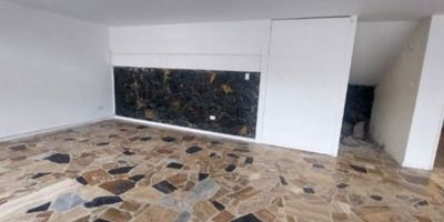 Local en arriendo en Palermo - Ubicación Estratégica y Espacio Versátil

¡Bienvenido al local perfecto para tu negocio en Palermo, Manizales! Este local en alquiler ofrece una oportunidad única para establecer tu negocio en una de las zonas más vibrantes y comerciales de la ciudad.

Características clave:


 Área Construida: 60 M2
 Área Privada: 60 M2
 Baños: 1
 Estrato: 6


Con una ubicación estratégica cerca del cable y el puente Vizcaya, este local se encuentra en el corazón de la acción comercial de Palermo. Su área construida de 60 M2 brinda un espacio versátil que se adapta a una amplia gama de negocios y actividades.

Características adicionales:


 Doble Ventana
 Oficina de negocios
 Parques cercanos
 Zona comercial
 Zona residencial


Además, cuenta con comodidades como agua, electricidad y suelo de mármol, proporcionando un ambiente cómodo y funcional para tu negocio.

Con su ubicación privilegiada y sus características destacadas, este local en alquiler ofrece una oportunidad única para impulsar tu negocio al siguiente nivel. ¡No dejes pasar esta oportunidad!

Contáctanos ahora mismo para más información y para programar una visita.



¡Estamos aquí para ayudarte a alcanzar tus objetivos comerciales en Palermo!
