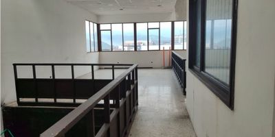 ? Edificio en Venta en el Centro de Manizales

Invierte en una ubicación privilegiada en pleno corazón de Manizales. Este edificio, situado en el marco de la Plaza de Bolívar, es ideal para desarrollar oficinas, locales o espacios comerciales en una de las zonas más estratégicas de la ciudad.

? Distribución y Espacios: A nivel de calle, cuenta con un local comercial actualmente rentado, generando ingresos inmediatos. En el nivel inferior, dispone de un sótano ideal para bodega, y en los dos pisos superiores, amplios espacios para adecuar oficinas u otros usos comerciales.

? Áreas y Comodidades: Con un terreno de 280 m² y un área privada de 1.200 m², el edificio ofrece una estructura versátil con 8 baños, armarios empotrados y pisos en cerámica y mármol.

?‍♂️ Ubicación y Accesibilidad: Se encuentra en una zona comercial de alta demanda, con acceso pavimentado y adaptado para personas con movilidad reducida. Está rodeado de centros comerciales, universidades, oficinas de negocios y servicios de transporte público.

? Beneficios Adicionales: Cuenta con una vista panorámica, suministro de agua y electricidad, y permite la presencia de mascotas, brindando flexibilidad para distintos tipos de negocio.

? Oportunidad de Inversión: Su vocación comercial lo convierte en una excelente opción para empresas e inversionistas que buscan rentabilidad en una ubicación estratégica.

? ¡Contáctanos para más información y agenda tu visita hoy mismo!


 
