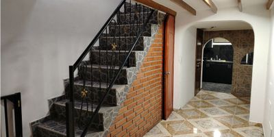 ? Venta de Casa con Renta en Fátima, Manizales

Excelente oportunidad de inversión en una casa de 4 niveles ubicada en el tradicional sector de Fátima, diseñada para generar ingresos gracias a sus 6 apartaestudios independientes.

? Detalles de la Propiedad


 Área Privada: 220 m²
 Distribución: 6 apartaestudios.
 Garaje: 1 (incluye parqueadero pequeño para moto).
 Estrato: 3


? Distribución por Niveles

Nivel 1:


 Baño completo y semibaño.
 Cocina.
 Garaje.
 Apartaestudio con cocina, baño, ambiente único y 2 habitaciones.


Nivel 2:


 2 habitaciones.
 3 apartaestudios, cada uno con baño y cocina.
 Patio y baño adicional.


Nivel 3:


 Patio.
 1 apartaestudio con cocina y baño.


Nivel 4:


 1 apartaestudio con cocina y baño.


? Ventajas y Potencial


 Ideal para generar ingresos por renta gracias a la distribución independiente de los apartaestudios.
 Ubicada en una zona residencial tranquila y con fácil acceso a transporte público, comercios, colegios y servicios esenciales.


¡Invierte en una propiedad con alto potencial de rentabilidad! Contáctanos para más información o para agendar una visita. ?✨


 
