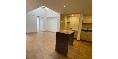 ?️ Venta Apartaestudio en Chipre, Manizales | Apartaestudio con Garaje 

Disfruta de la comodidad y la ubicación de este apartaestudio de 50 m² en Chipre, uno de los sectores más emblemáticos y tranquilos de Manizales. Ideal para solteros, parejas o inversionistas, cuenta con acabados modernos y todas las comodidades que necesitas.

Área: 50 m²
Garaje: 1
Piso: 1
Estrato: 4

? Características del Apartaestudio:


 1 Habitación amplia con armarios empotrados.
 1 Baño en la habitación principal, con acabados modernos.
 Balcón que permite disfrutar de la vista y la brisa de la ciudad.
 Cocina con Barra estilo americano, perfecta para aprovechar el espacio y disfrutar de momentos agradables.
 Gas Domiciliario y todos los servicios disponibles.
 Admite Mascotas, porque tu mejor amigo también merece lo mejor.
 Edificio Inteligente con vigilancia y circuito cerrado de TV para mayor seguridad.


?‍♂️ Entorno: Ubicado en un sector tranquilo, rodeado de parques y con fácil acceso a transporte público, restaurantes y tiendas locales. Un lugar perfecto para vivir o invertir.

¡No dejes pasar esta oportunidad de vivir en uno de los mejores sectores de Manizales! Contáctanos para más información y agenda tu visita.


