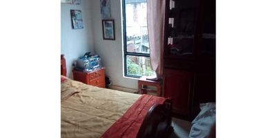 ? ¡Apartamento en Venta en Pinares del Río II, Villamaría!

Disfruta de la comodidad y el encanto de este acogedor apartamento, ubicado en una zona residencial tranquila y con excelente acceso a servicios y transporte.

? Espacios Bien Distribuidos:


 Área privada: 65 m², con una distribución funcional que incluye:

 
  3 habitaciones con clósets.
  1 baño completo y un baño auxiliar.
  Sala-comedor amplia y luminosa.
 
 


? Características y Acabados:


 Doble ventana que mejora la iluminación y ventilación natural.
 Suelo de cerámica/mármol que aporta estilo y fácil mantenimiento.
 Cocina con gas domiciliario para mayor practicidad.


?‍♂️ Ubicación y Accesibilidad:


 Situado en el 2° piso, con acceso pavimentado y transporte público cercano.
 Cerca de parques, perfecto para disfrutar de momentos al aire libre.
 Zona residencial tranquila y con todas las comodidades urbanas a la mano.


? Detalles Adicionales:


 Incluye citófono/intercomunicador para mayor seguridad y conveniencia.
 Servicios públicos de agua y electricidad listos para uso inmediato.


¡Haz de este apartamento tu nuevo hogar o una excelente inversión! Contáctanos para más información o agenda tu visita hoy mismo. ?


 
