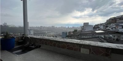 Se vende espectacular casa de tres niveles en la Carola. Consta de 3 habitaciones, 3 baños, sala, comedor, cocina semi integral, pisos en ceramica y madera flotante,  patio de ropas, garaje, terraza con excelente vista y cocineta o zona BBQ, muy iluminada y con excelentes acabados. Con excelente ubicacion en zona muy segura y tiene facil acceso a transporte publico.
