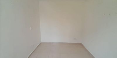 ? Venta Apartamento Puertas del Sol, Manizales | Apartamento Barato ?

¡Aprovecha esta excelente oportunidad de adquirir un apartamento económico en el sector de Puertas del Sol! Este apartamento es ideal para quienes buscan una vivienda práctica y bien ubicada, con todos los servicios a la mano y un ambiente tranquilo y familiar.

Área: 54 m²
Habitaciones: 2
Baños: 1
Bahía de Parqueo Comunal
Estrato: 3
Piso: 1

? Características del Apartamento:


 2 Habitaciones cómodas y con buena iluminación natural.
 1 Baño completo, con acabados funcionales.
 Cocina práctica con zona de lavandería y espacio para almacenamiento.
 Pisos en cerámica y mármol, fáciles de limpiar y mantener.
 Gas domiciliario y servicios disponibles para tu comodidad.
 Doble ventana que permite una buena ventilación y aislamiento del ruido.
 Zonas verdes alrededor para disfrutar de un ambiente fresco y natural.


?‍♂️ Entorno: Ubicado sobre vía principal con acceso pavimentado, cerca de transporte público, zonas verdes, áreas sociales y a pocos minutos de tiendas y supermercados. No es conjunto cerrado, pero cuenta con portería y recepción para mayor seguridad.

¡Una excelente opción para iniciar o para invertir! Agenda tu visita y conoce este apartamento a un precio accesible.


