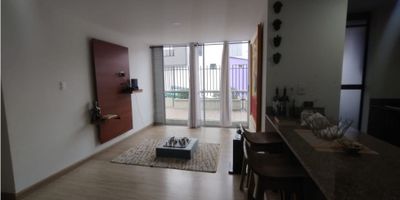 ? Venta de Apartamento en Viña del Río, Manizales | Espacios Cómodos y Funcionales

Este apartamento en Viña del Río es perfecto para quienes buscan comodidad y buena ubicación en Manizales. Ubicado en el primer piso, cuenta con espacios bien distribuidos y todas las comodidades para el hogar.

? Distribución Interior:


 Área: 60 m² con sala-comedor amplia y dos habitaciones, una de ellas con baño privado.
 Baños: 2 baños (uno en la alcoba principal y un baño social), ambos con acabados modernos.


?️ Comodidades:


 Cocina semiintegral con barra estilo americano y zona de ropas independiente con puerta.
 Balcón pequeño que brinda luz y ventilación natural.
 Parqueadero cubierto para mayor seguridad y comodidad.


? Ubicación y Acceso:


 En una zona residencial con acceso pavimentado, cerca de transporte público y servicios esenciales.
 Rodeado de centros comerciales, colegios, universidades y parques.


¡Haz tuyo este acogedor apartamento en Viña del Río! Contáctanos para más información y agenda tu visita.


 

